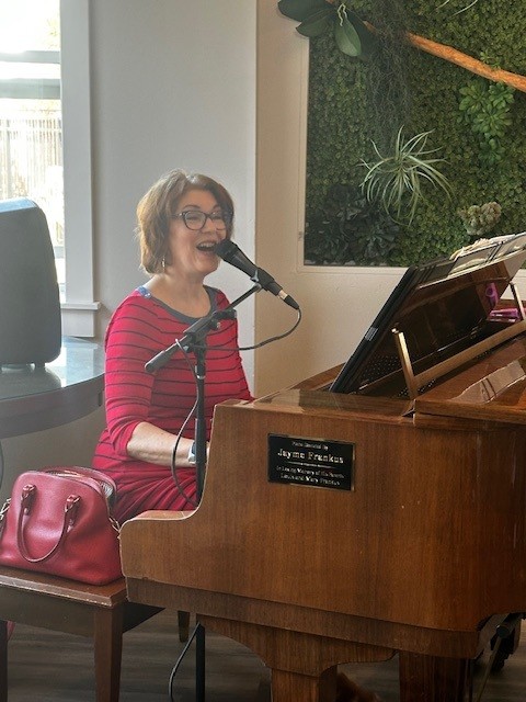 Tara B entertains